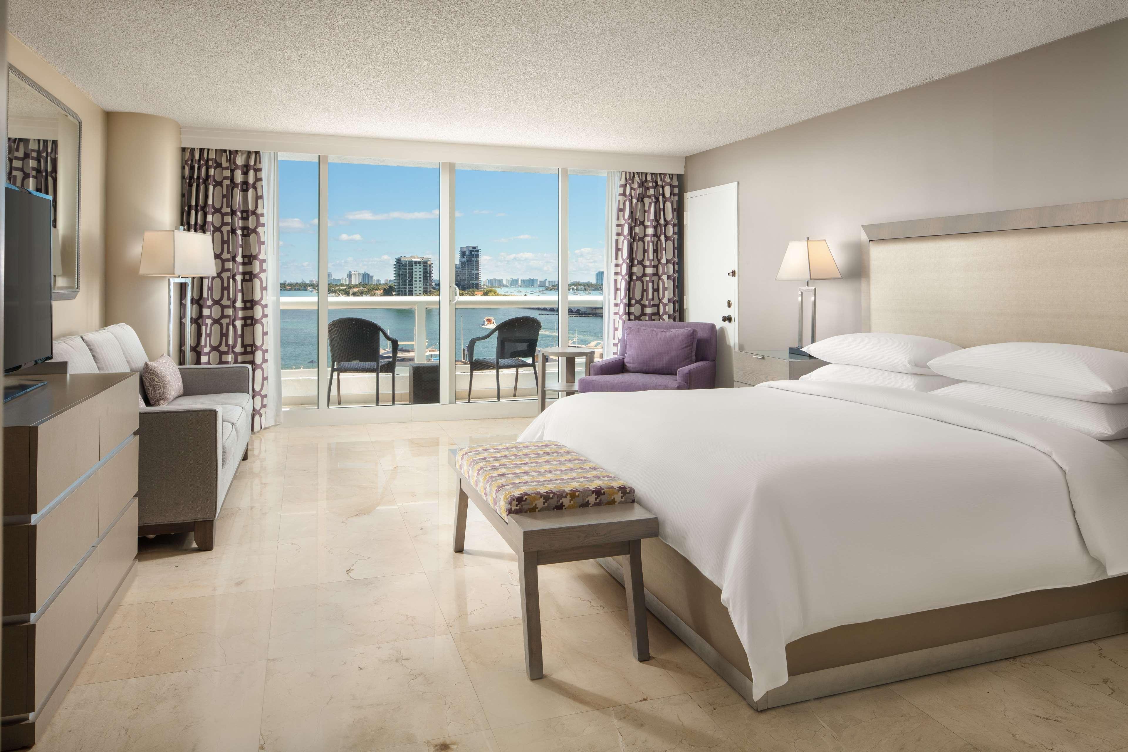 Doubletree By Hilton Grand Hotel Biscayne Bay Miami Bagian luar foto