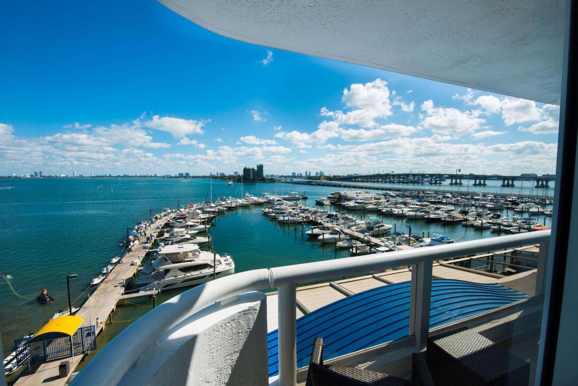 Doubletree By Hilton Grand Hotel Biscayne Bay Miami Bagian luar foto