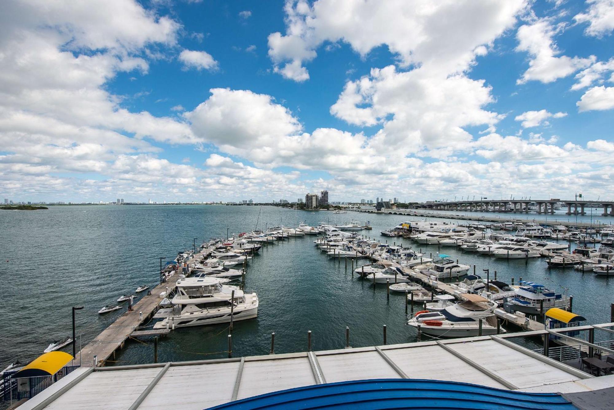 Doubletree By Hilton Grand Hotel Biscayne Bay Miami Bagian luar foto