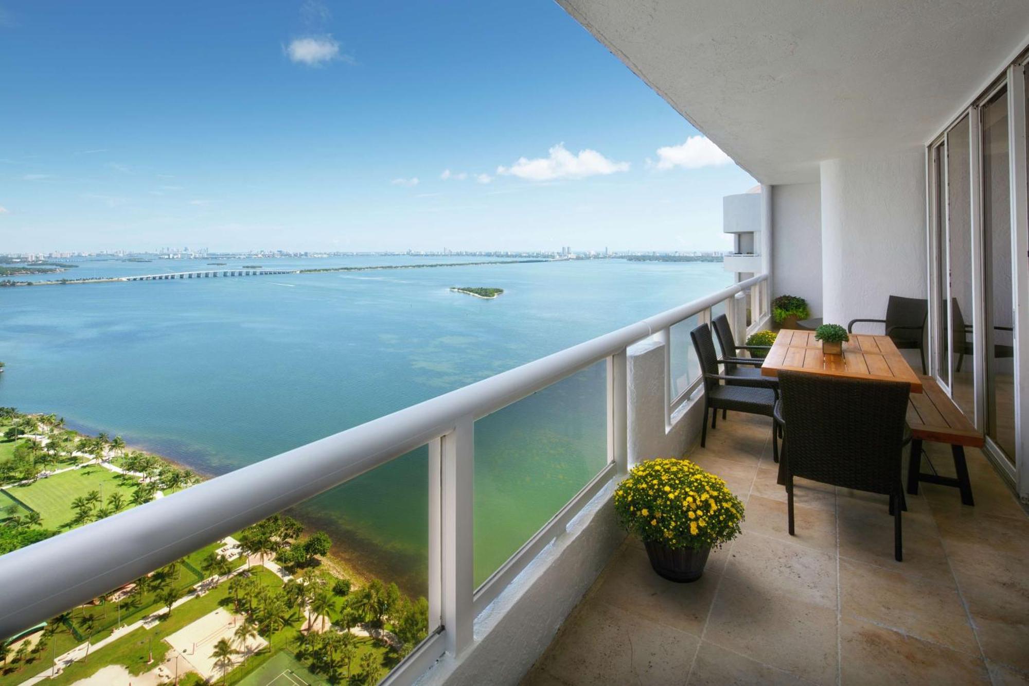 Doubletree By Hilton Grand Hotel Biscayne Bay Miami Bagian luar foto