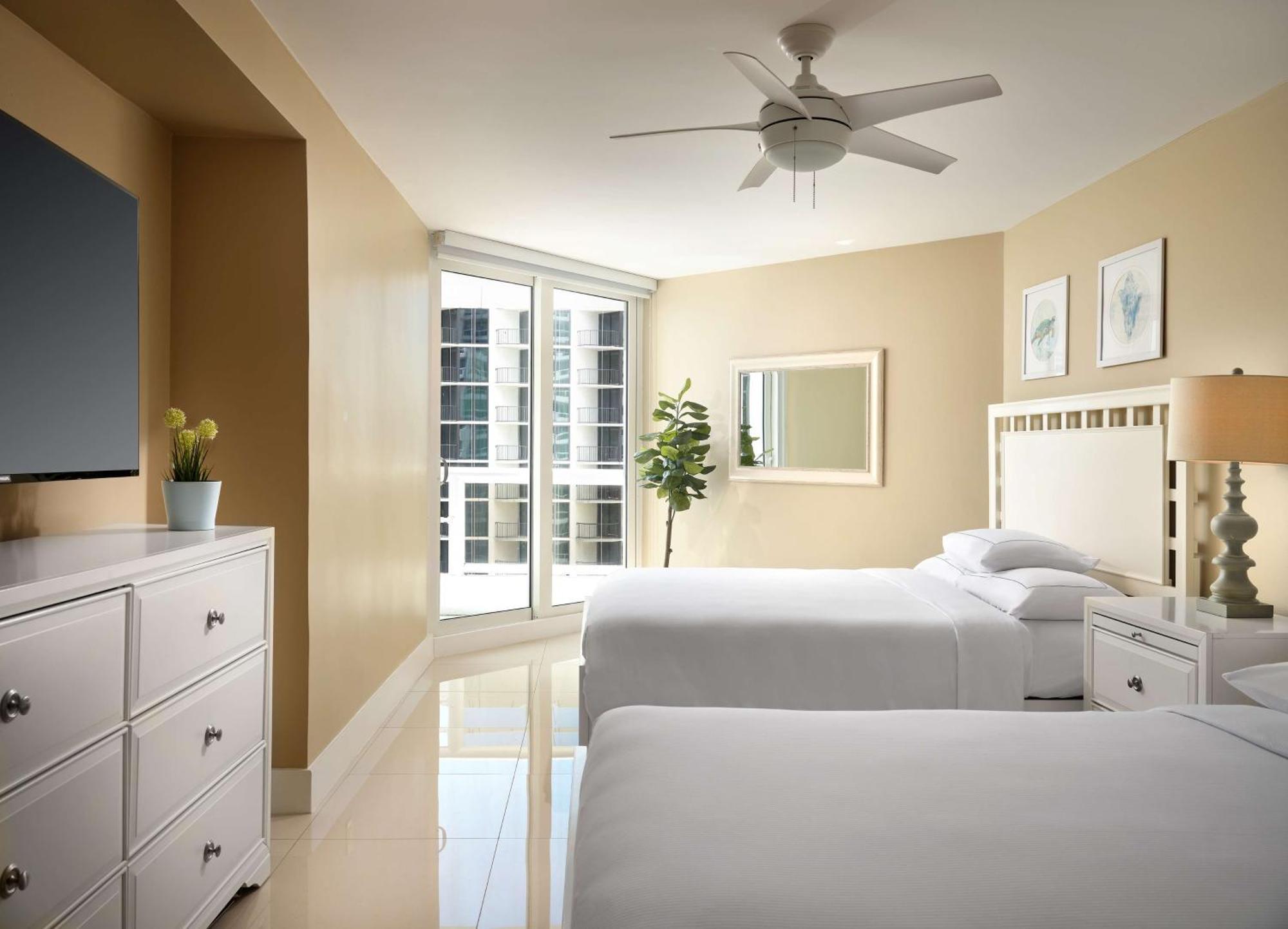 Doubletree By Hilton Grand Hotel Biscayne Bay Miami Bagian luar foto