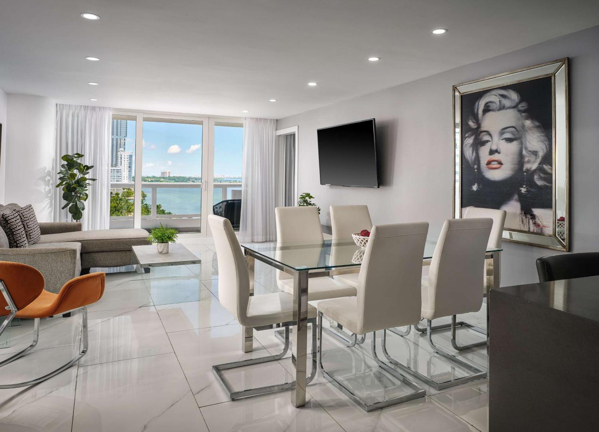 Doubletree By Hilton Grand Hotel Biscayne Bay Miami Bagian luar foto