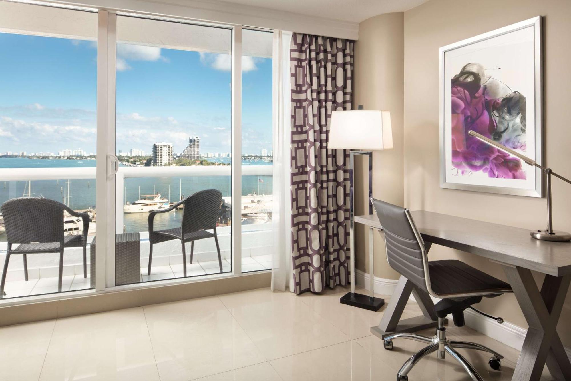 Doubletree By Hilton Grand Hotel Biscayne Bay Miami Bagian luar foto