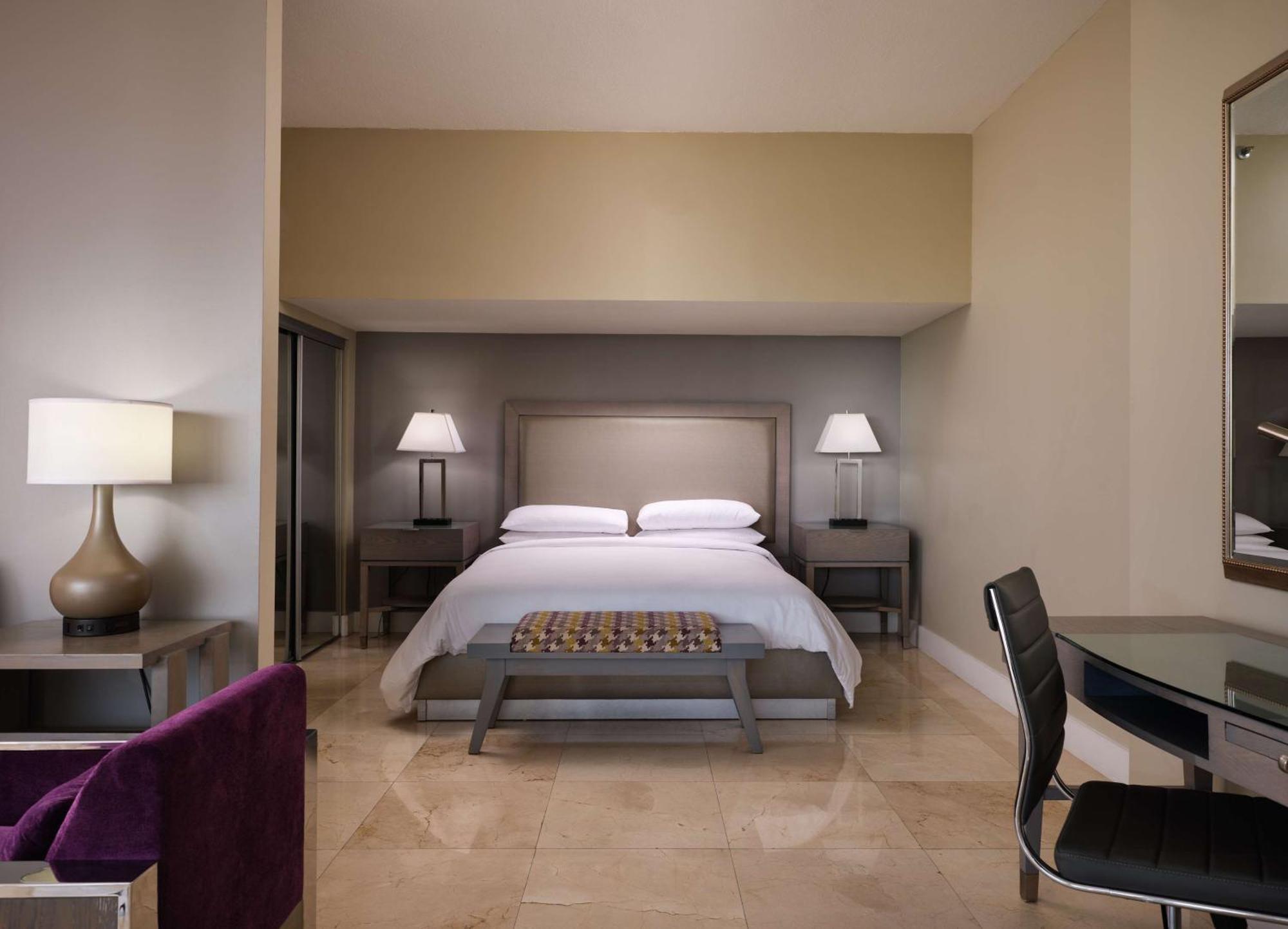 Doubletree By Hilton Grand Hotel Biscayne Bay Miami Bagian luar foto