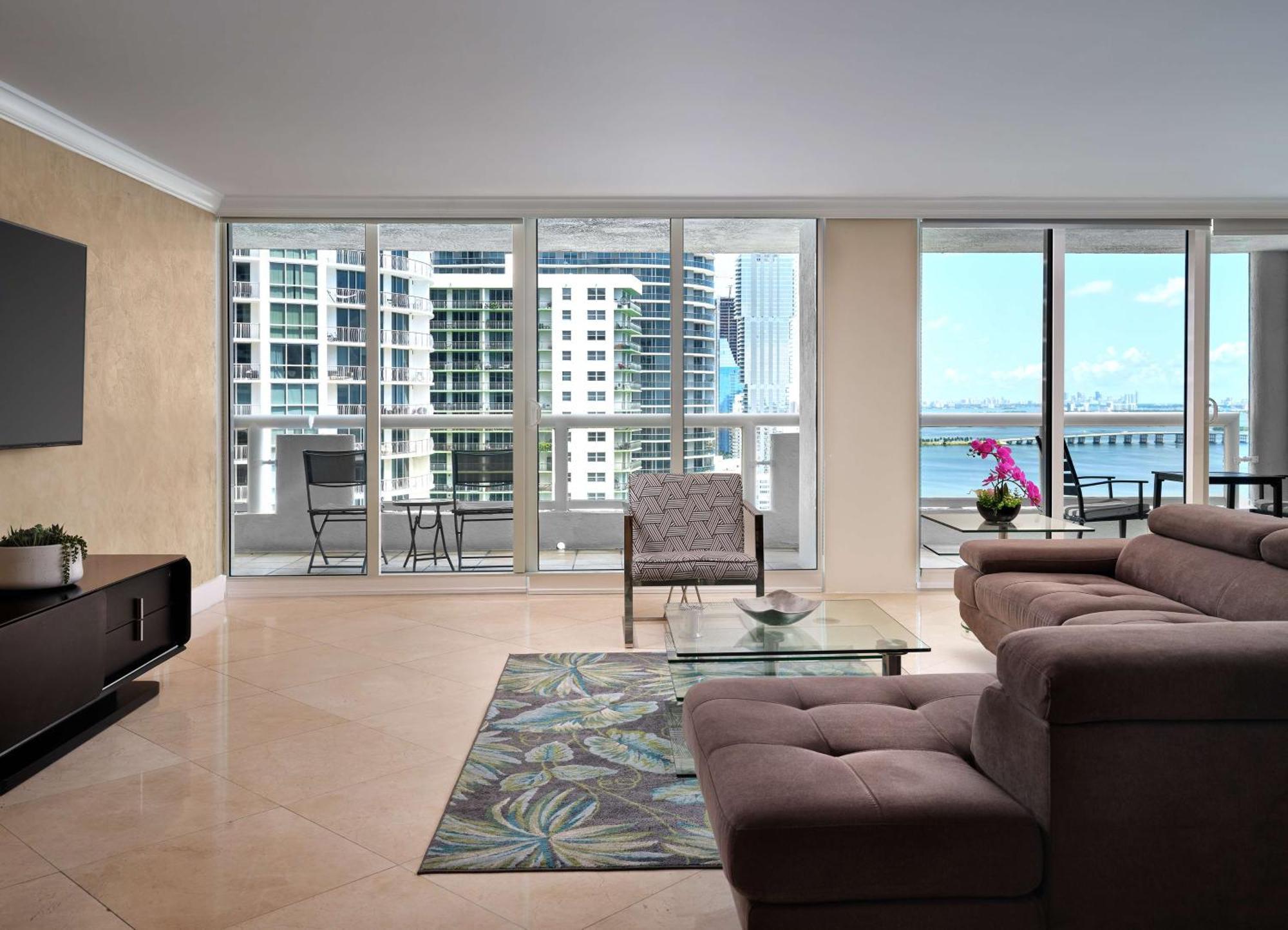 Doubletree By Hilton Grand Hotel Biscayne Bay Miami Bagian luar foto