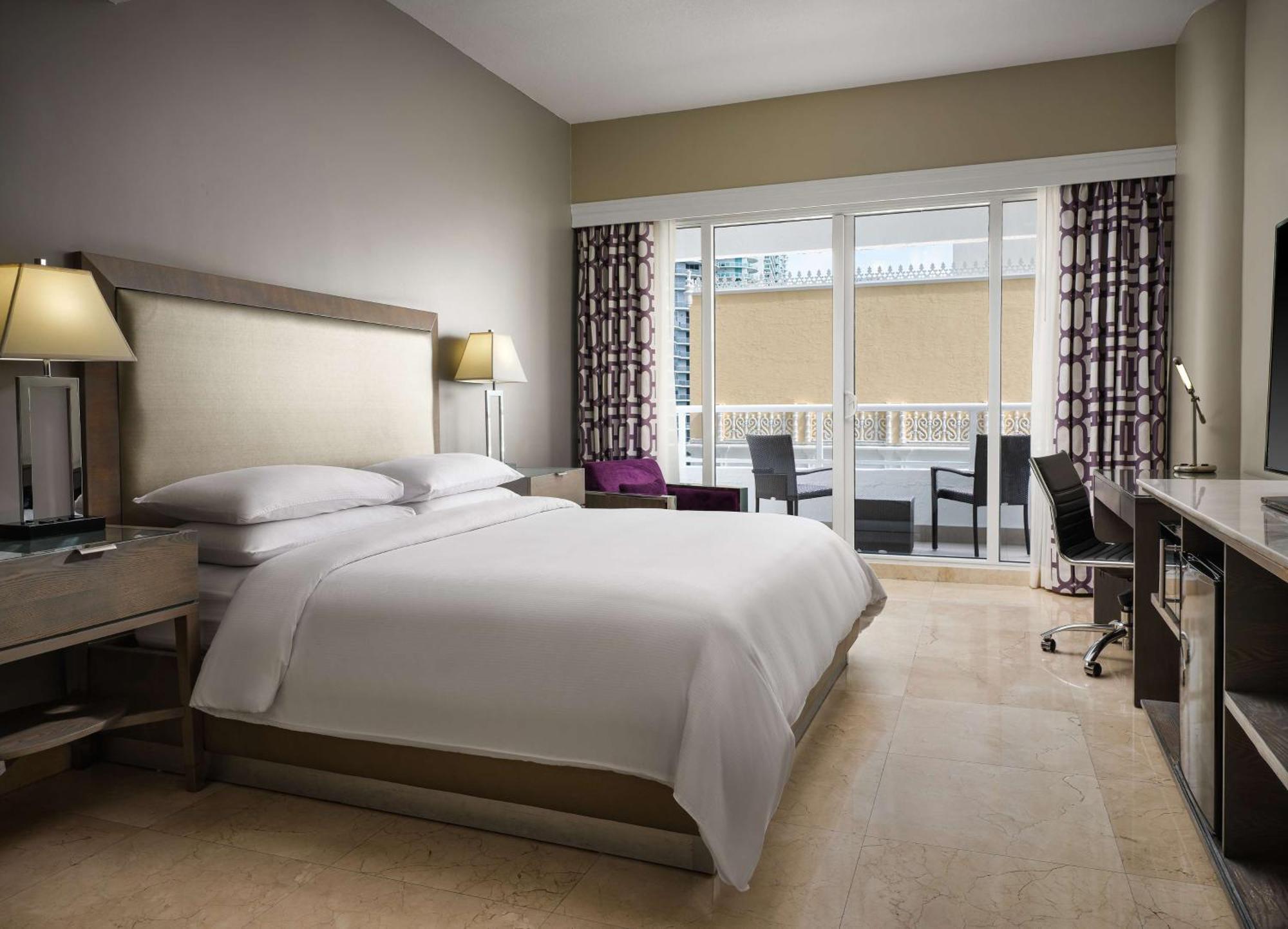 Doubletree By Hilton Grand Hotel Biscayne Bay Miami Bagian luar foto