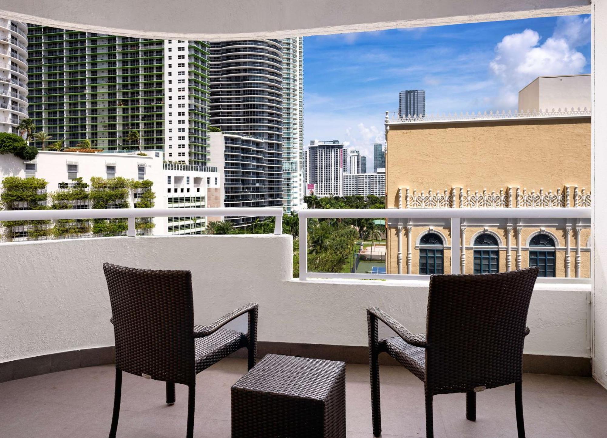 Doubletree By Hilton Grand Hotel Biscayne Bay Miami Bagian luar foto