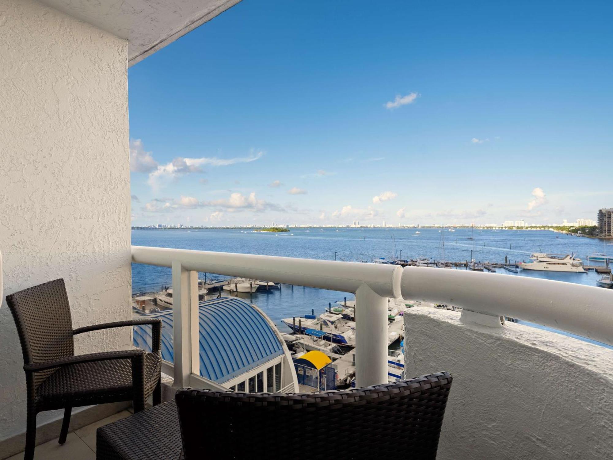 Doubletree By Hilton Grand Hotel Biscayne Bay Miami Bagian luar foto