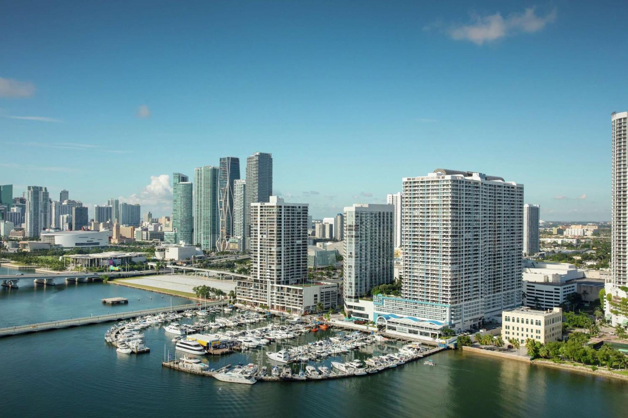 Doubletree By Hilton Grand Hotel Biscayne Bay Miami Bagian luar foto