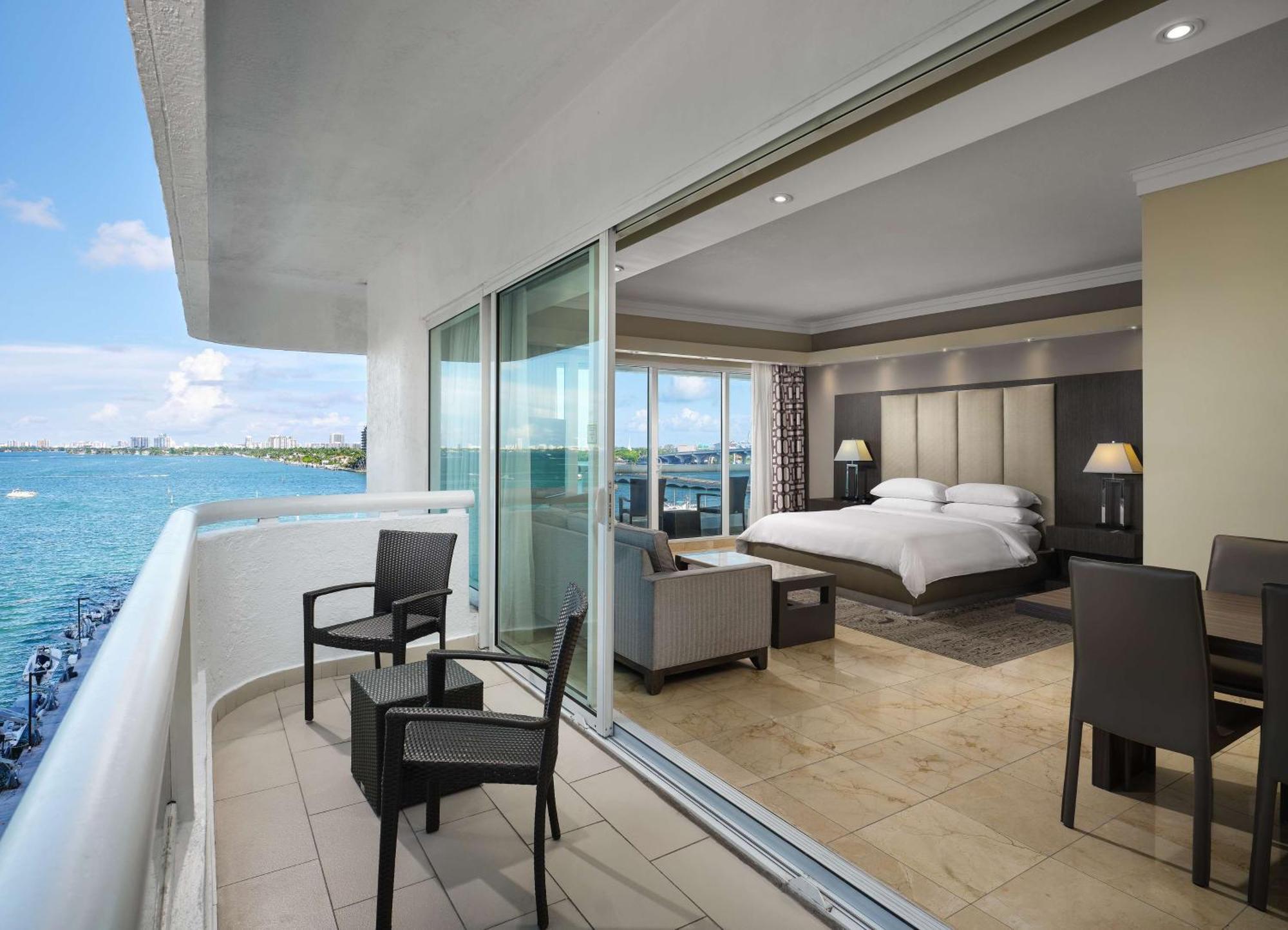 Doubletree By Hilton Grand Hotel Biscayne Bay Miami Bagian luar foto